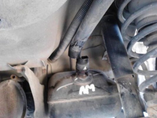 Prinşi în timp ce furau carburant din maşini